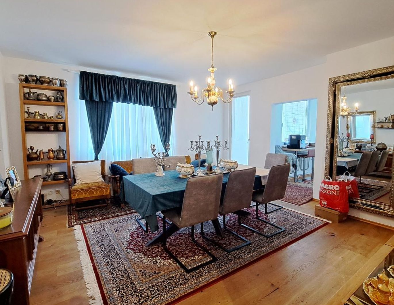 Sehr schöne, renovierte Eigentumswohnung. Empfehlenswert !