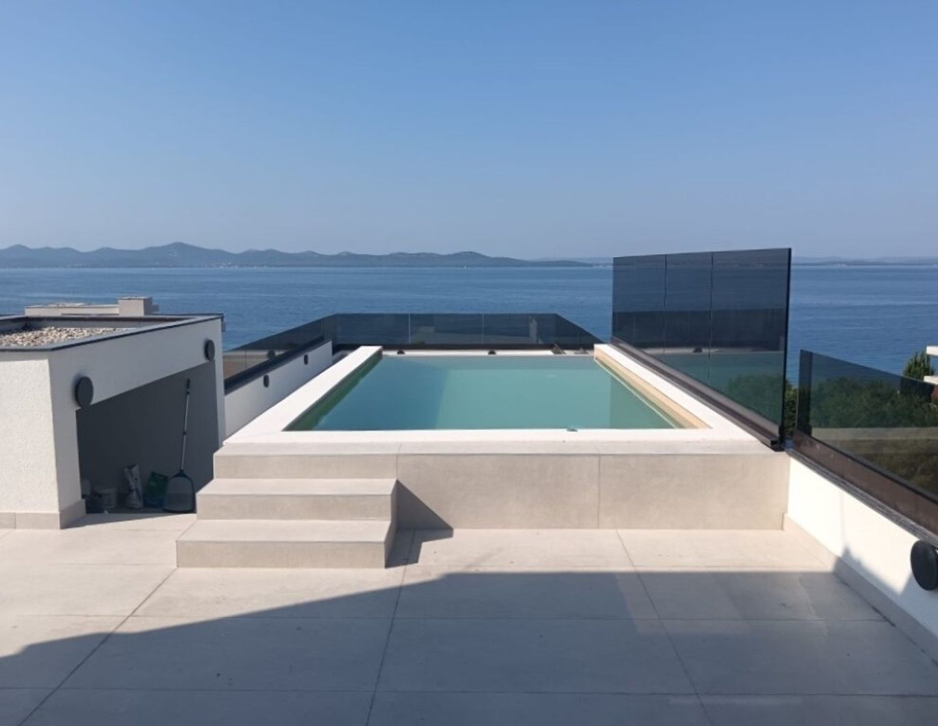 Exklusiver Penthouse mit Infinity-Pool und traumhaftem Meerblick, nur 170 m vom Meer entfernt