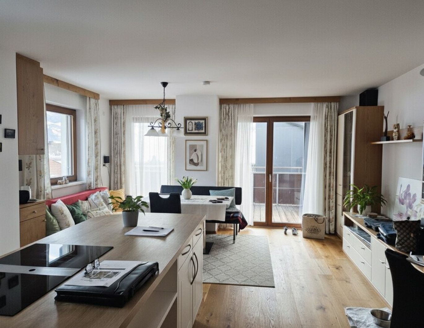 Neuwertige luxuriöse vollmöblierte 2 Zimmerwohnung mit großem Sonnenbalkon