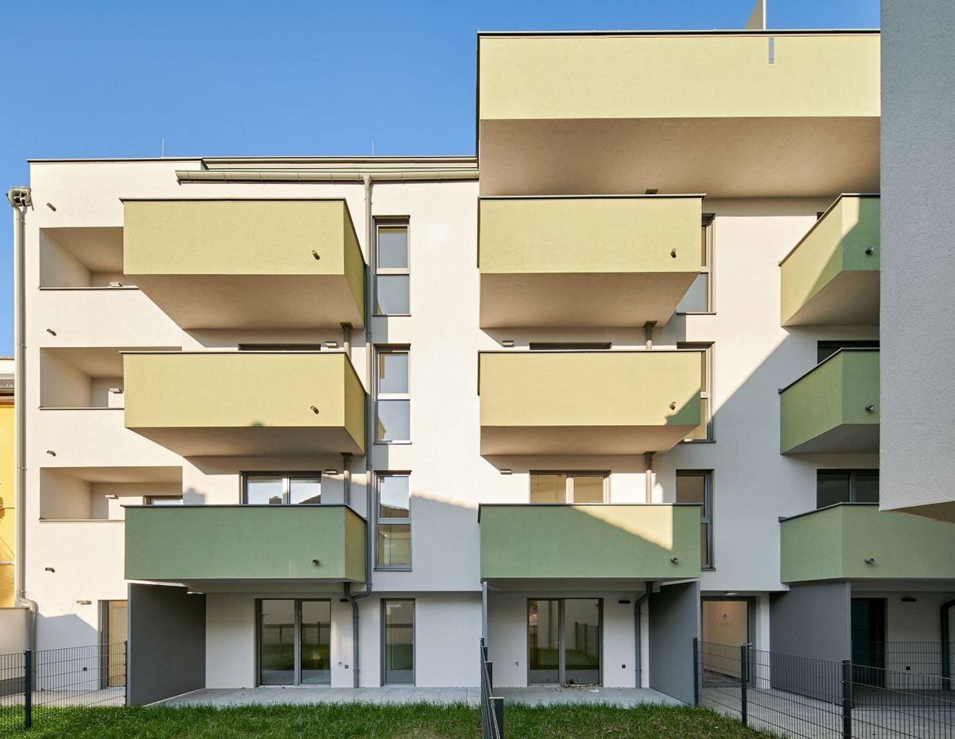 Ankommen & Aufatmen - 3-Zimmer-Balkonwohnung nähe Donau -  Erstbezug in Hoflage