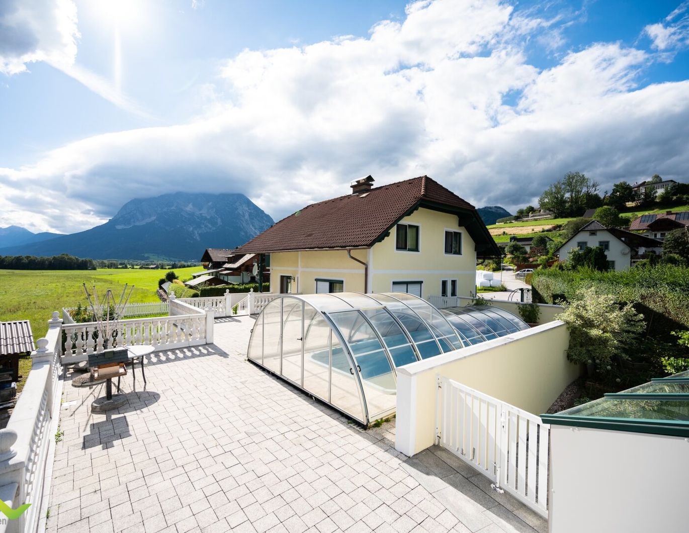 Ein-Zweifamilienhaus mit Swimmingpool, XXL-Terrasse, Doppelgarage, einzigartigem Grimmingblick und Zweitwohnsitzgenehmigung