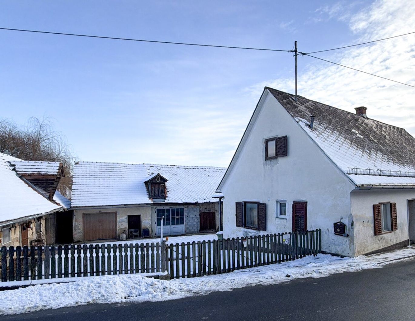 Einfamilienhaus mit Entwicklungspotenzial auf großzügigem Grundstück inklusive Landwirtschaftsflächen und Wald