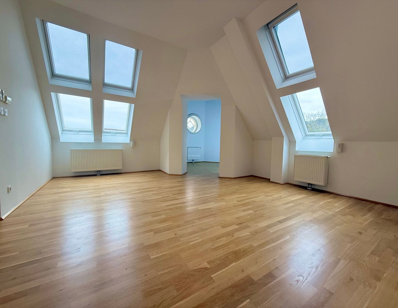 Dachgeschoss-Turm-Wohnung mit 5 Meter Raumhöhe I umfassend saniert I