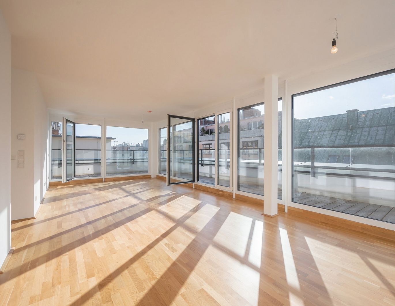 Wohnjuwel mit umlaufender Terrasse: lichtdurchflutetes Domizil mit großen Fensterflächen und Ankleidezimmer