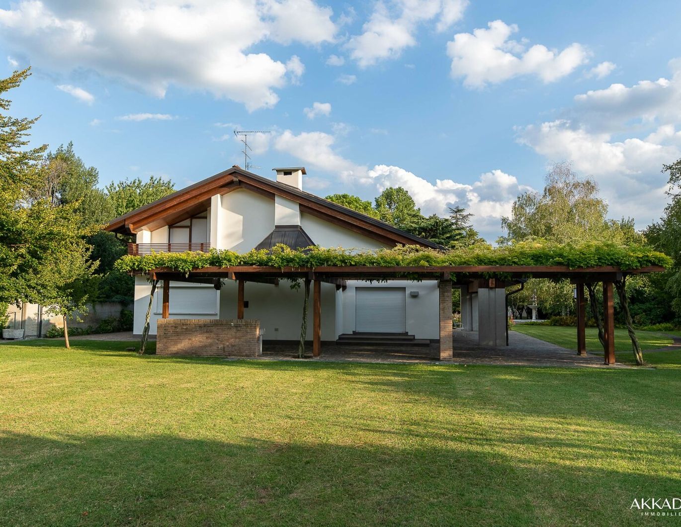 Luxuriöse Villa mit wunderschönen Garten und privater Zufahrt