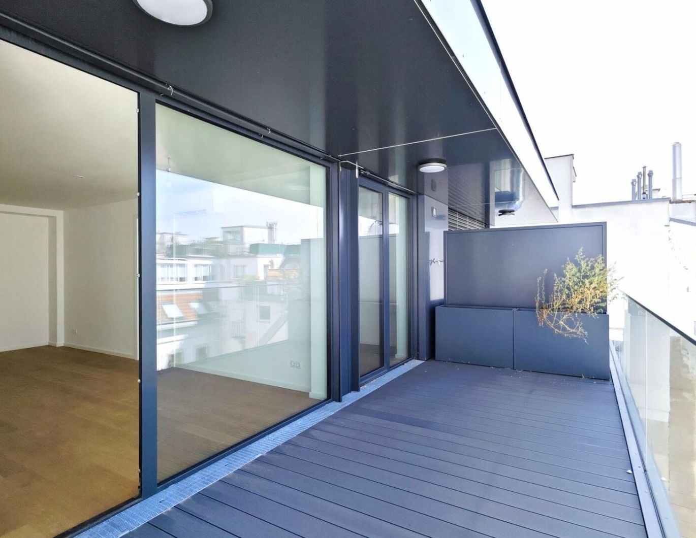 HOCHWERTIGE 2-ZIMMER DG WOHNUNG AM NASCHMARKT