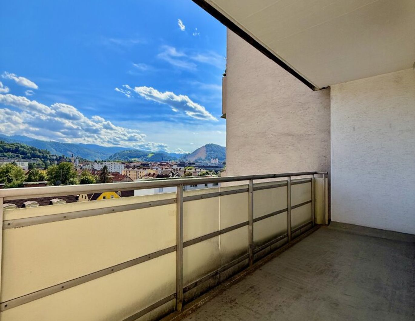 OHNE PROVISION I LIFT I LOGGIA I RUHIGE LAGE I LICHTDURCHFLUTET I SCHÖNE AUSSICHT I EINBAUKÜCHE I FAMILIENFREUNDLICH I PROJEKT WOHNEN I