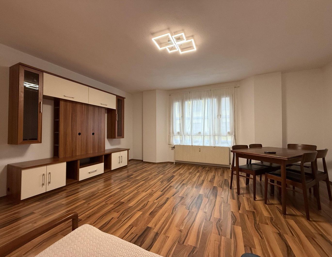 BESTLAGE Elegante, top-renovierte Wohnung am Kaisermühlendamm - provisionsfrei & ideal f. Diplomaten