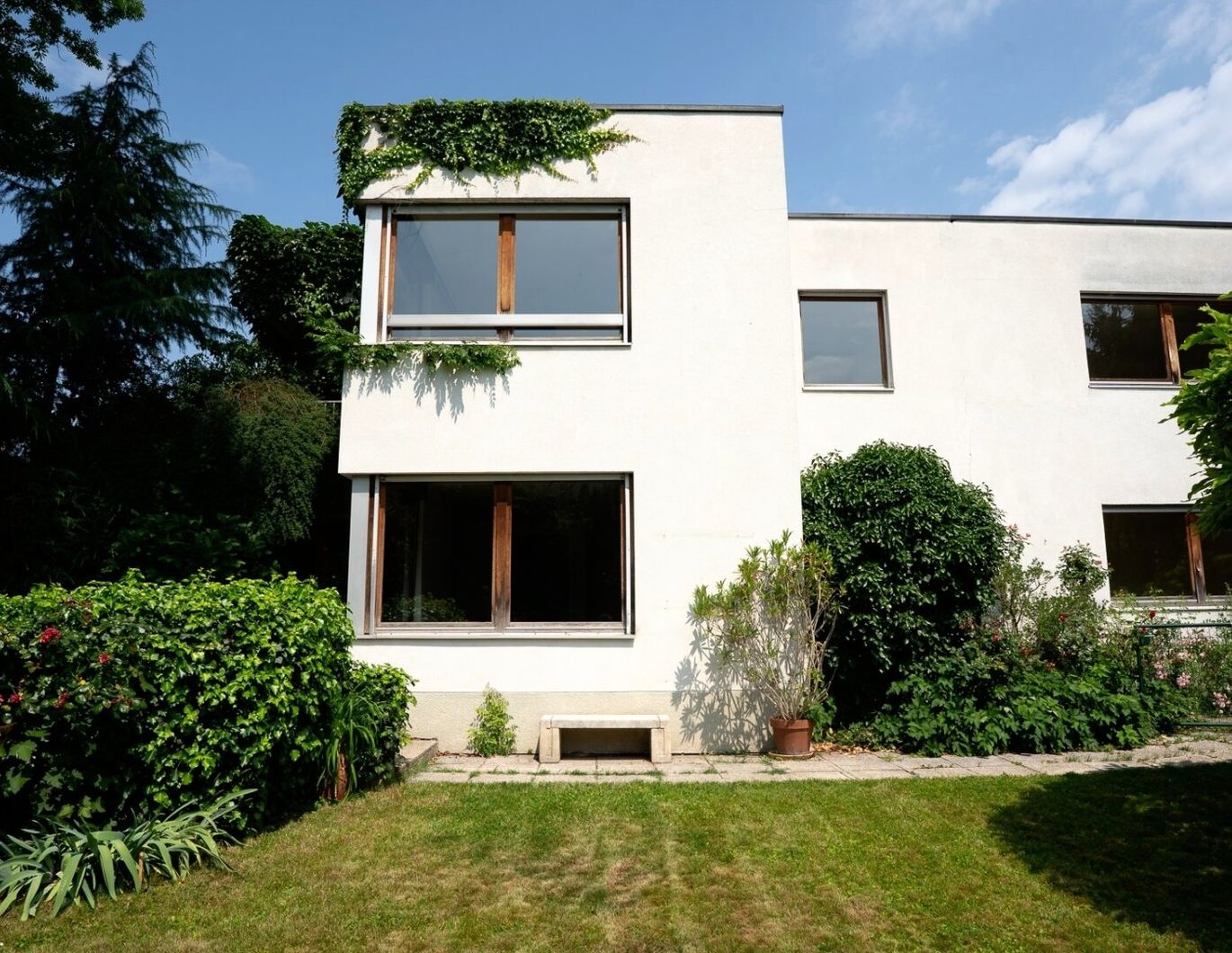 ARCHITEKTENVILLA AM RUCKERLBERG - Zeitlose Eleganz in bester Grazer Lage!