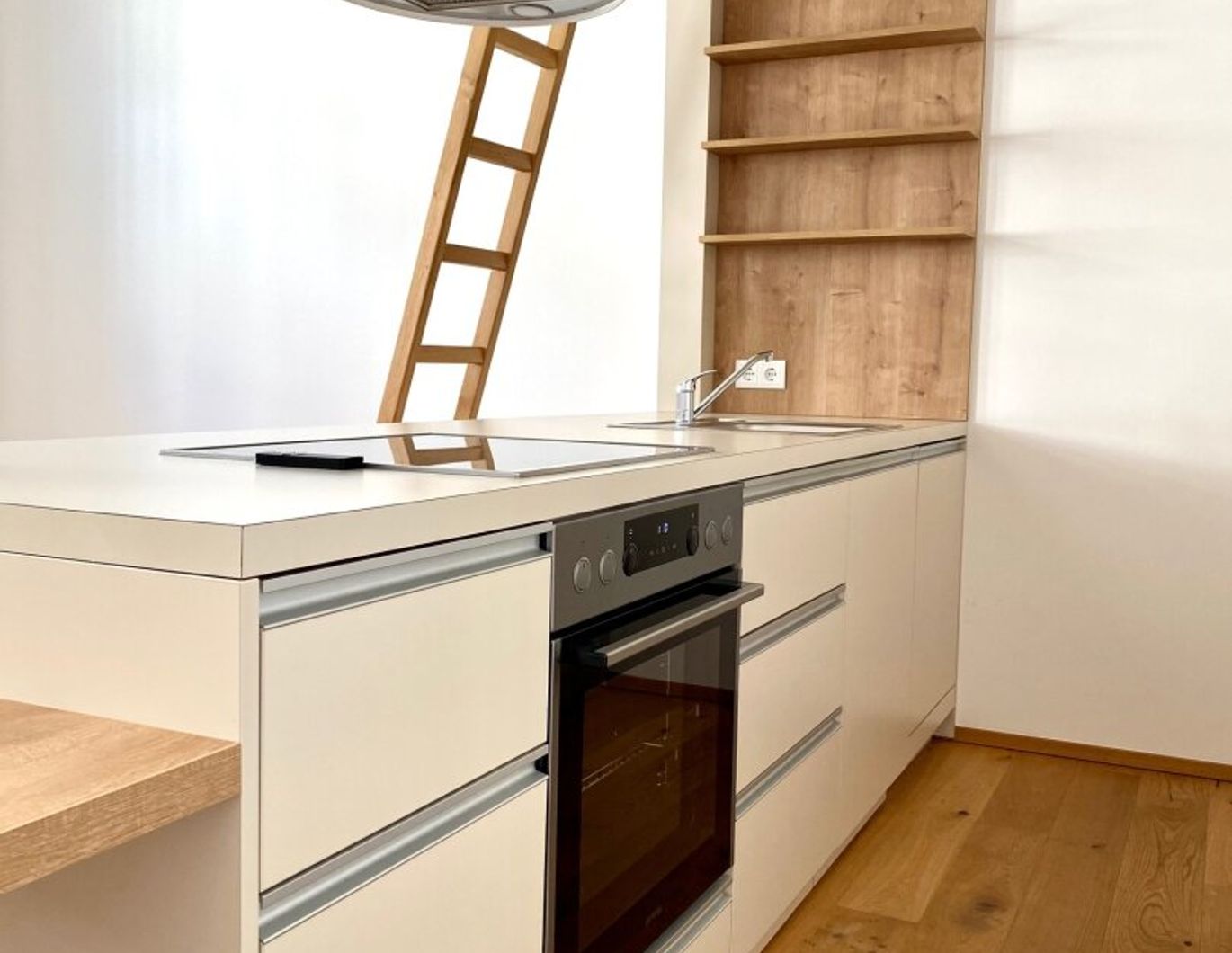 44m² City-Apartment in Altbau, Lift, Luftwärmepumpe & einzigartiger Küche - nur 299.000€