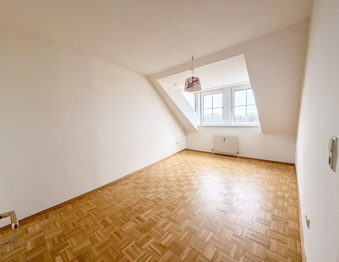 Sonnige 2-Zimmer-Wohnung im Dachgeschoss in zentraler Lage