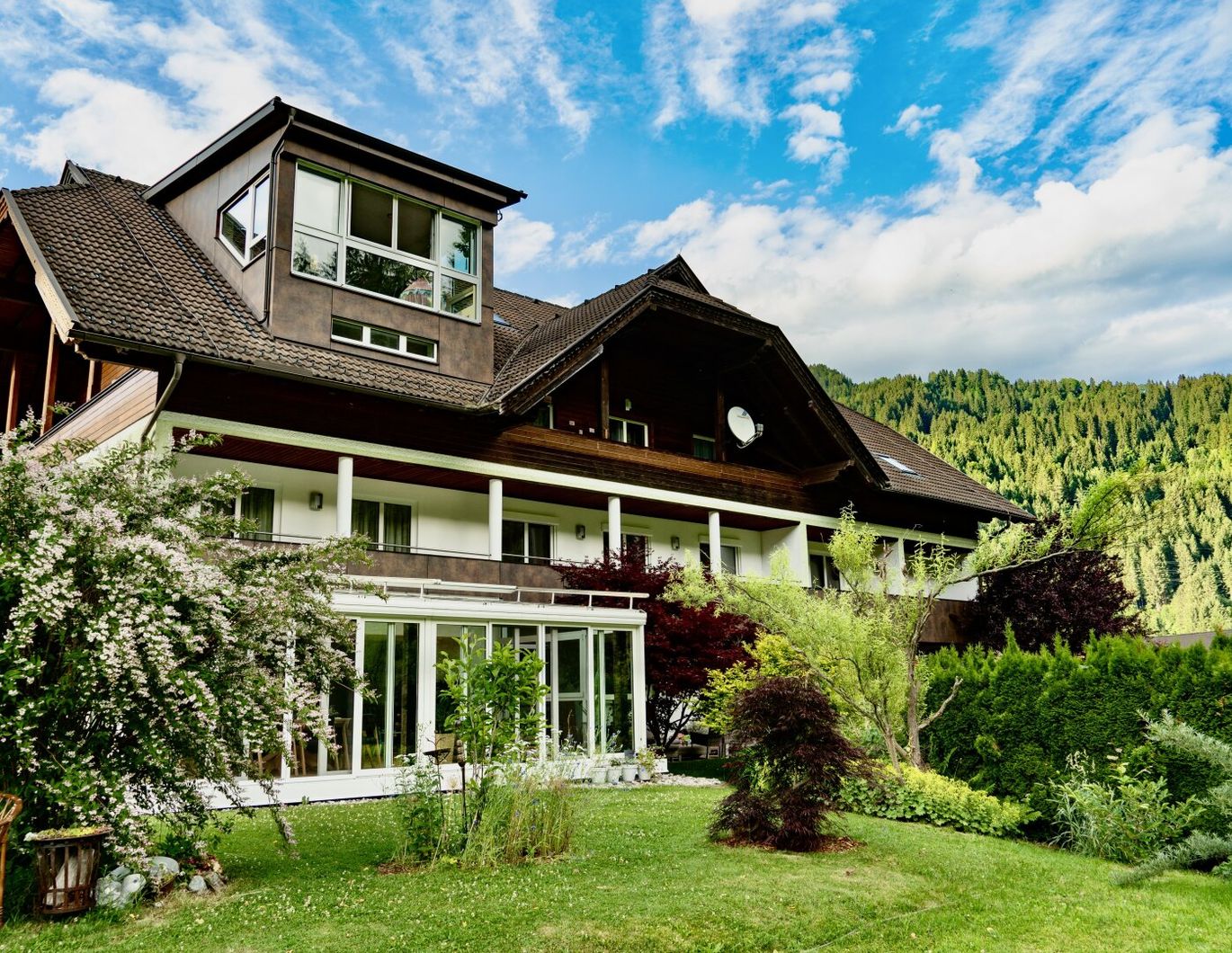 Neuwertige Ferienwohnung zwischen See und Bergen - nachhaltig, charmant & renditestark