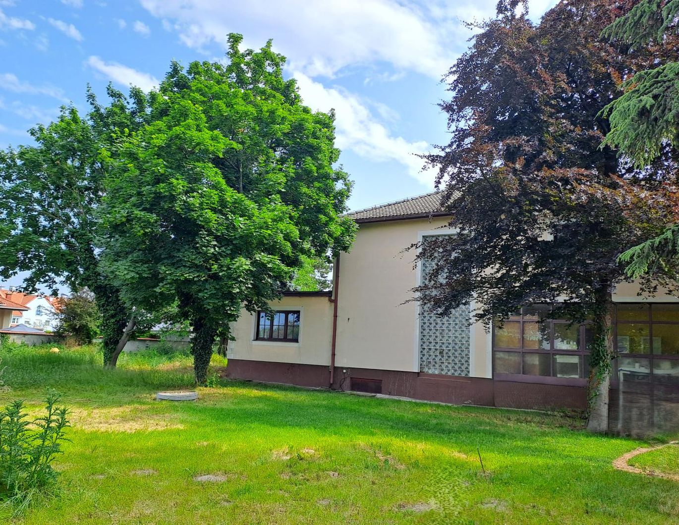GROSSER EBENER GARTEN MIT TEILSANIERTEM MEHRFAMILIENHAUS