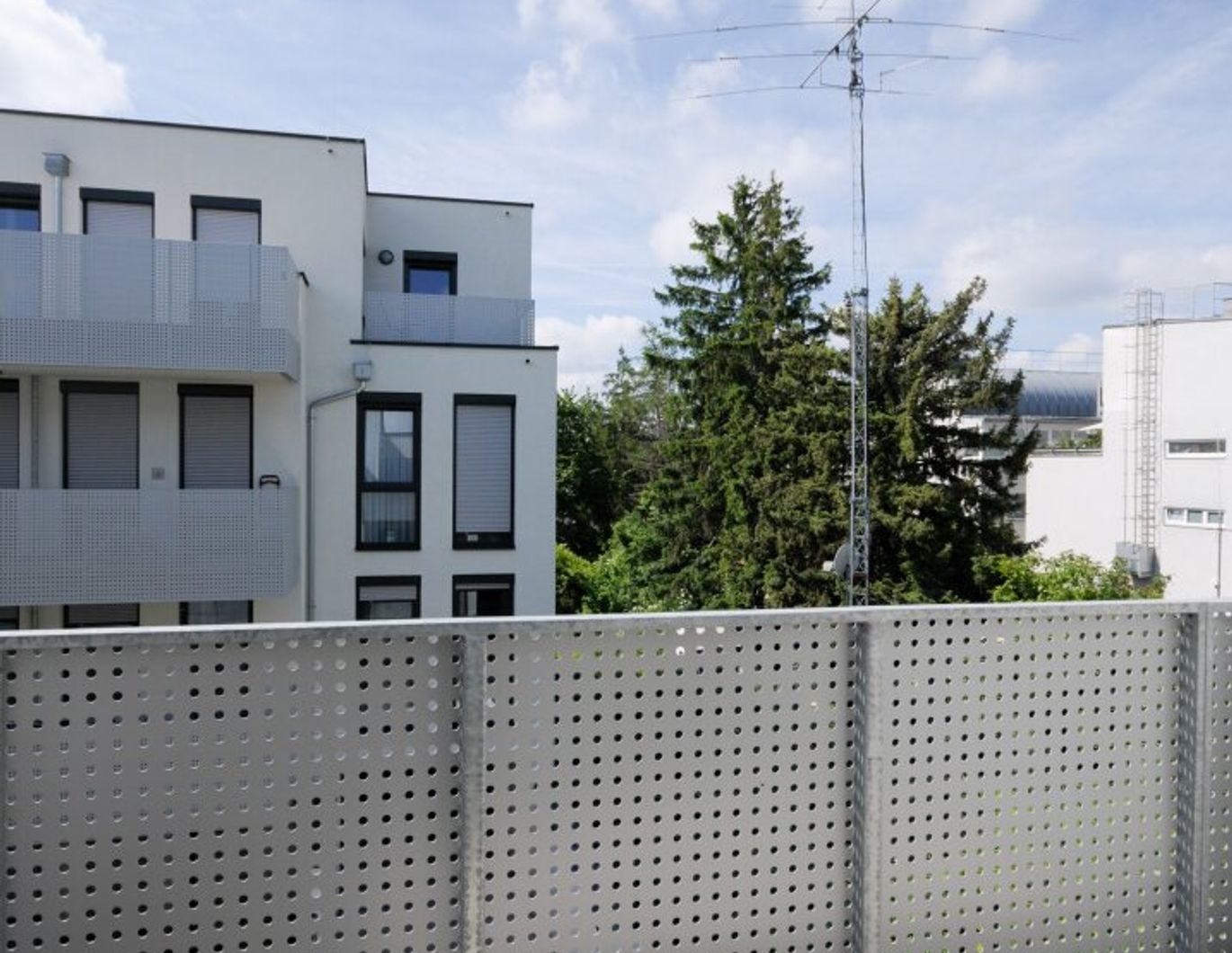 SCHÖNE 2-ZIMMER-WOHNUNG MIT SÜD-BALKON IM ERSTBEZUG