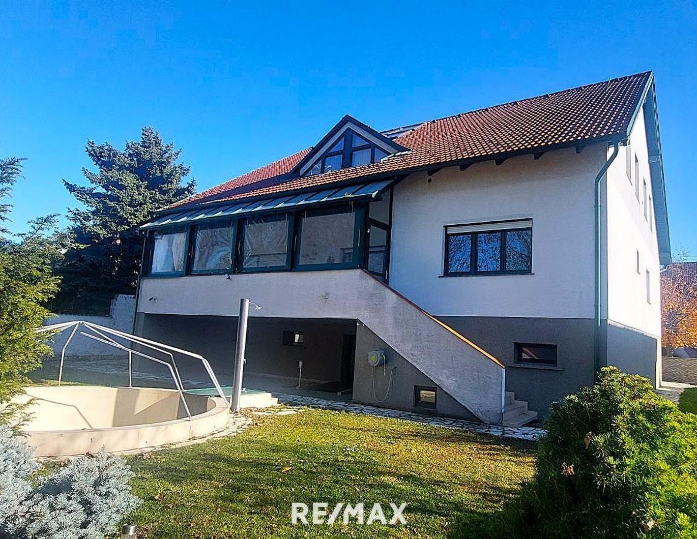 Großzügige Villa mit mehreren Wohneinheiten für viele Nutzungen