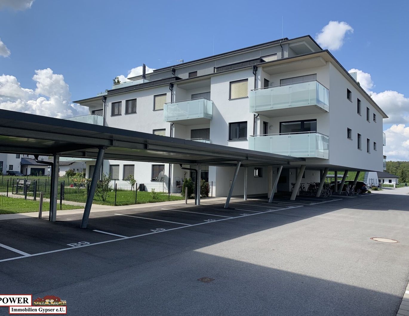 Neuwertige 3-Zimmer Wohnung mit großen Balkon & Carport!