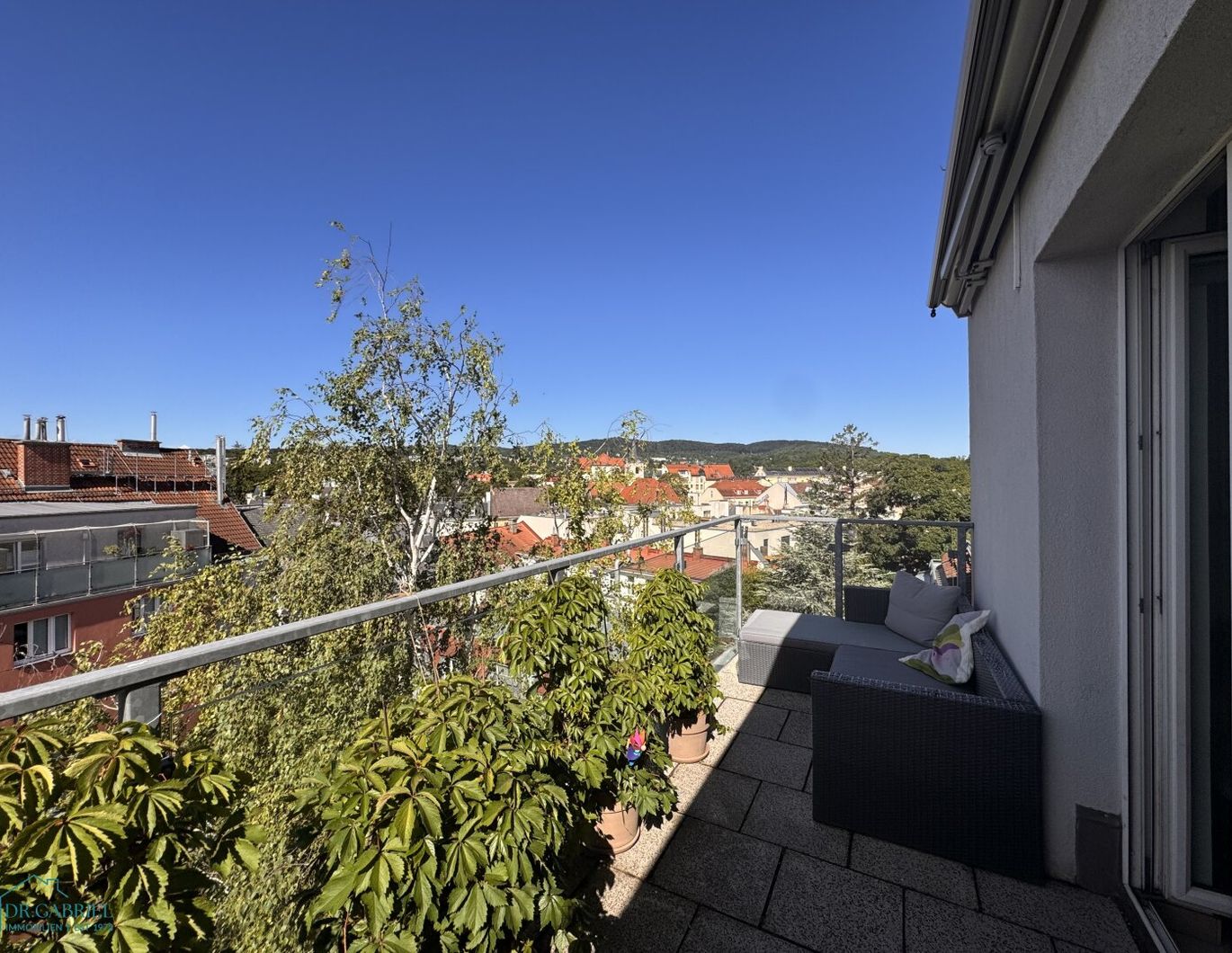 HELLE TERRASSENWOHNUNG MIT TRAUMHAFTEM FERNBLICK BEI JAGDSCHLOSSGASSE