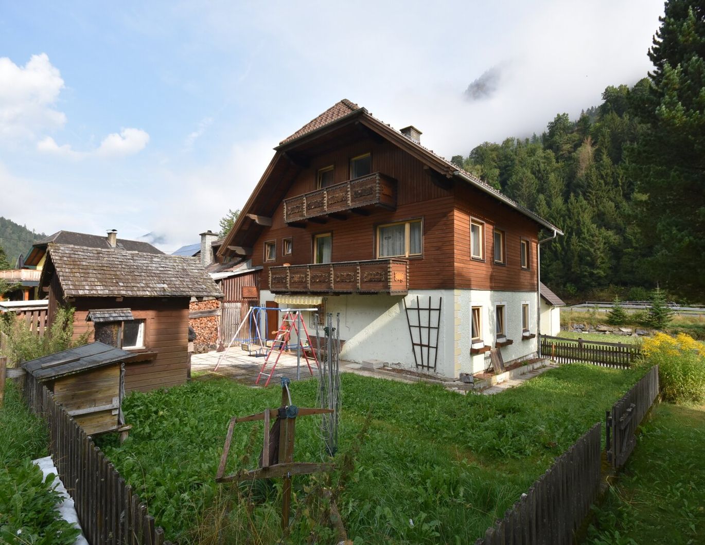 Landhaus in Muhr: Großzügige Fläche, 3 Balkone, Garage und mehr.