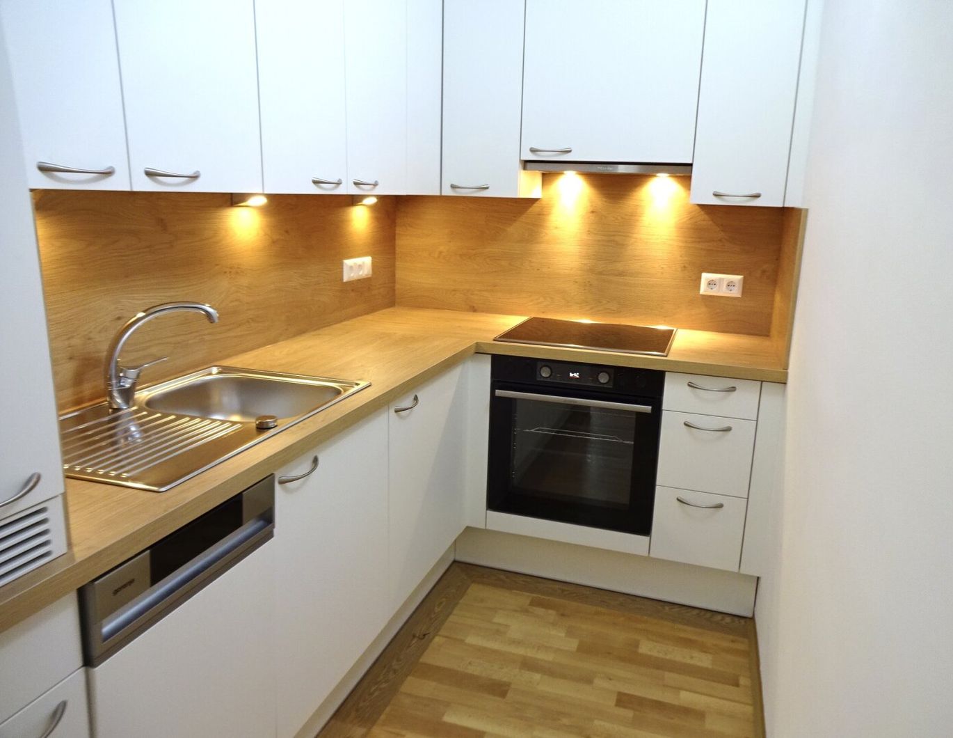 Unbefristet! Helle & ruhige Wohnung im 4.OG, neue Küche, 3 Min zur U3, sehr sicheres Haus, RIN 45