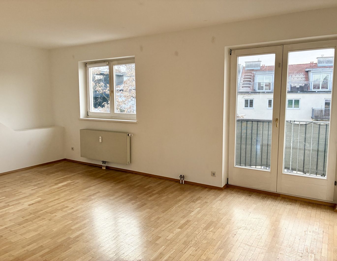Zentrale Wohnung mit Balkon und tollem Ausblick auf den Schlossberg zu mieten!