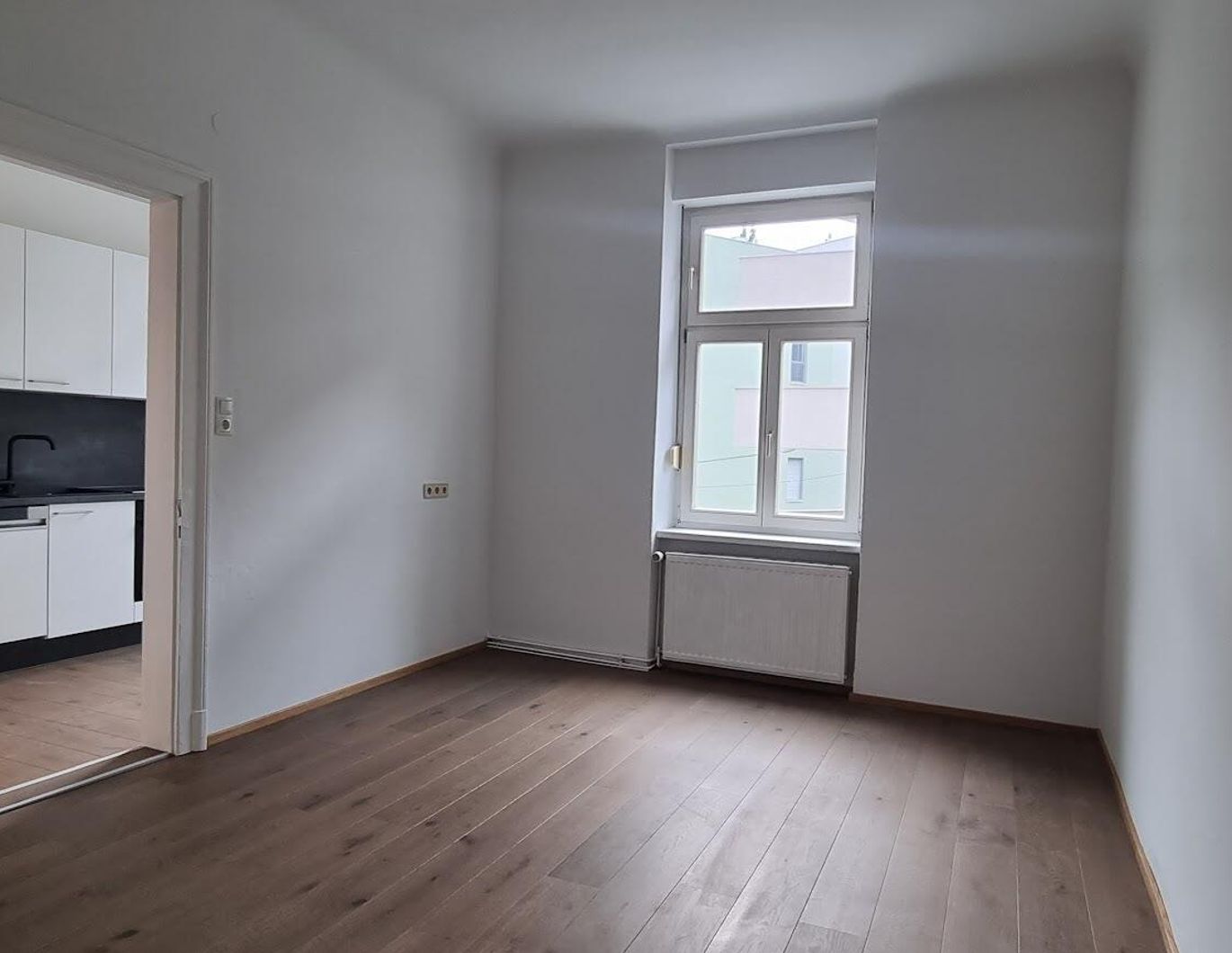 vermietete, zentrale Altbauwohnung, neu renoviert mit Holzdielenboden und moderner Küche