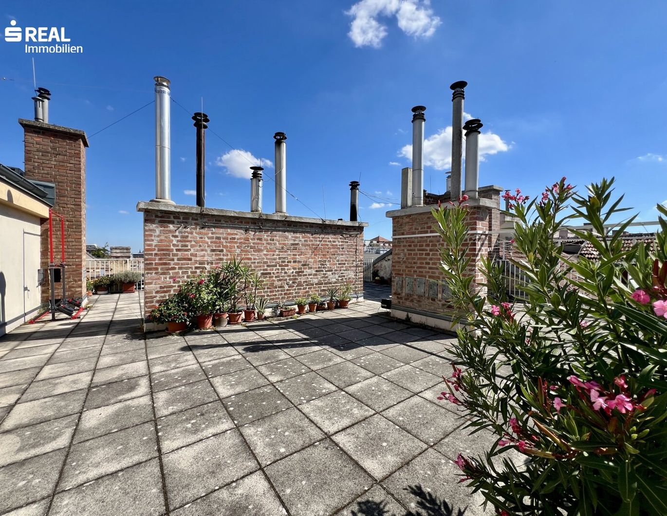 City-Living mit Komfort: großzügige Wohnung mit Dachterrassenzugang