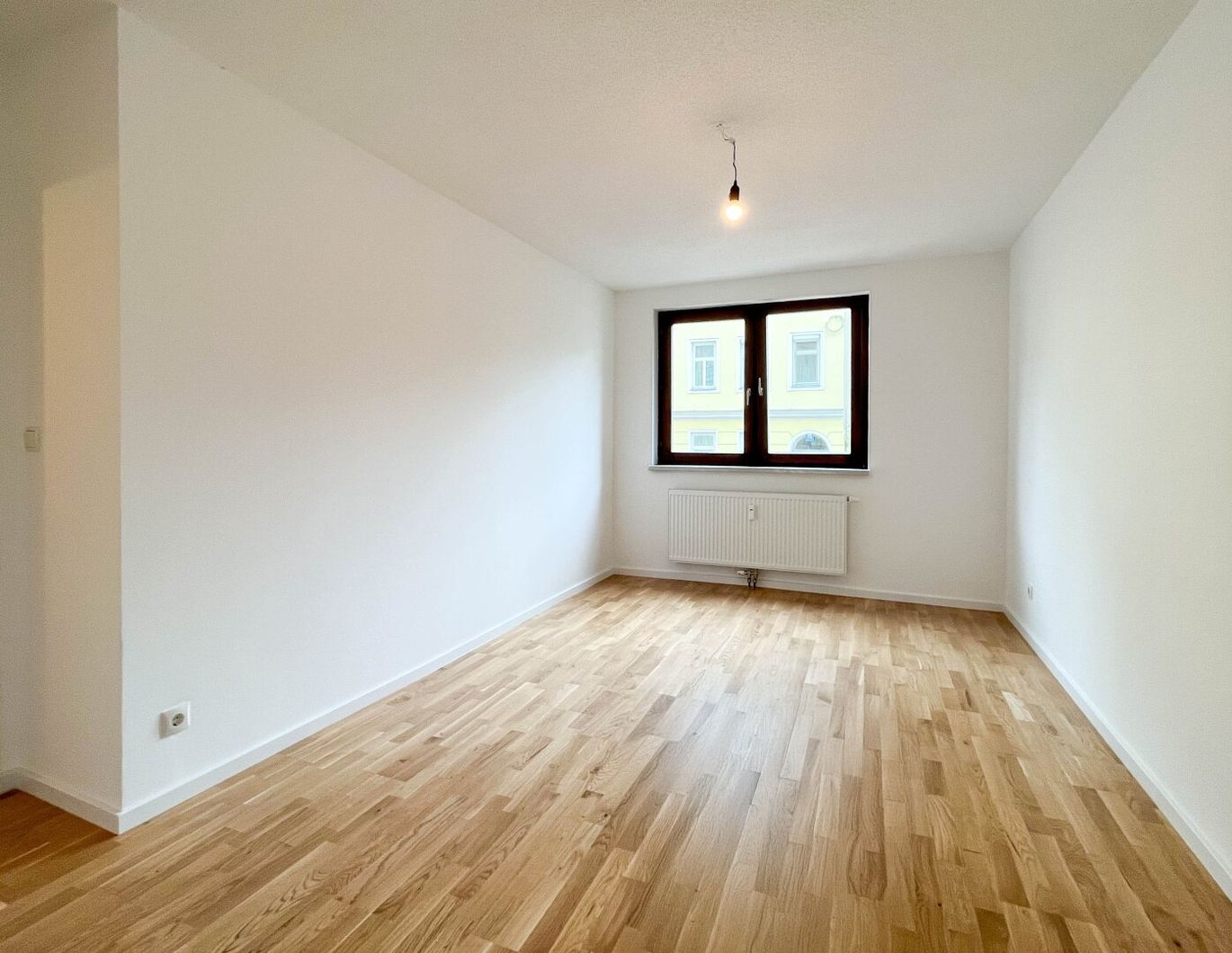 3-Zimmer-Wohnung mit Loggia in ruhiger Hoflage - saniert & sofort bezugsbereit