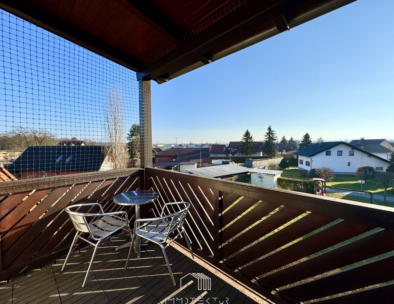 SONNIG & RUHIG: Geräumige 2-Zimmer-Wohnung mit überdachtem Balkon und Carport