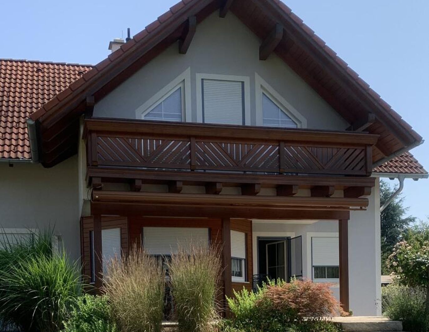 Exquisites Einfamilienhaus mit kleinem Nebengebäude und großem Grund
