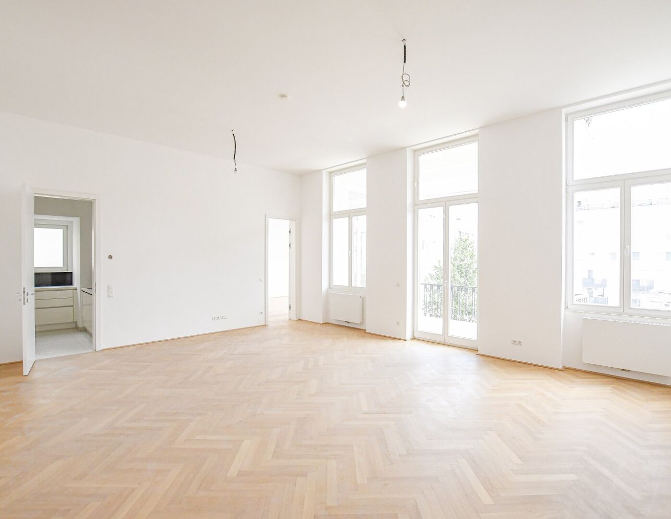 Traumhafte 4-Zimmer Altbauwohnung mit Balkon beim Rochusmarkt