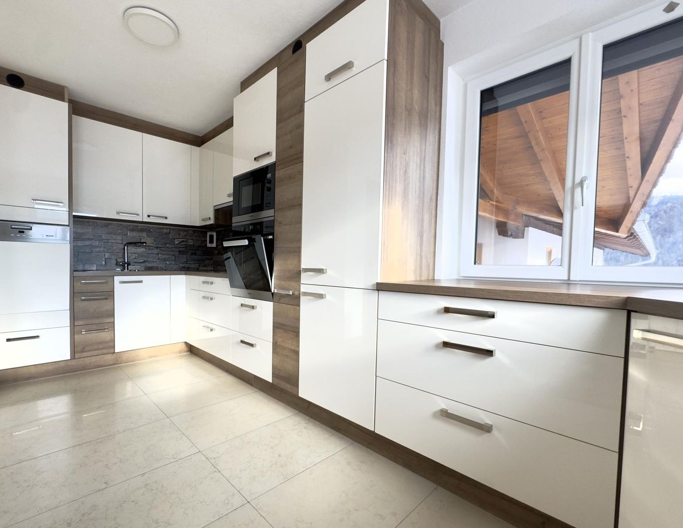 Ländliche Wohlfühloase: 4 Zimmer Mietwohnung