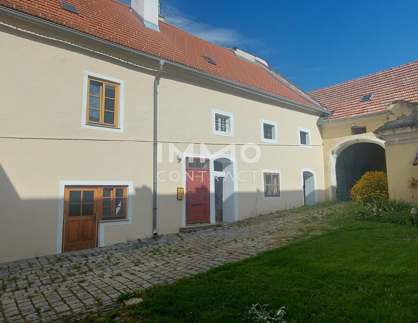 WOHN-UND GESCHÄFTSHAUS AUS DEM 16. JAHRHUNDERT IM HERZEN VON LANGENLOIS 100 m Kellerröhre, Nebengebäude, Innenhof, Geschäftslokale, usw.