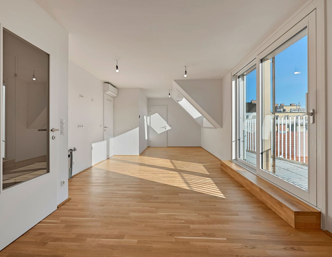 HOCH HINAUS >> 1. Dachgeschoss mit Terrasse >> klimatisierter 2-Zimmer Wohntraum mit Top Anbindung