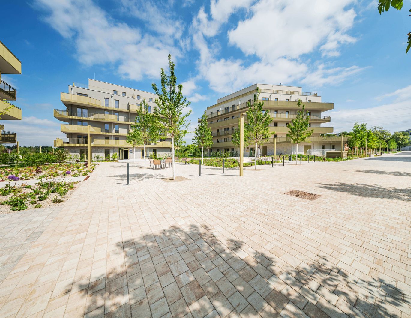 Neubau-Erstbezug mit großzügigen Außenflächen im Grünen