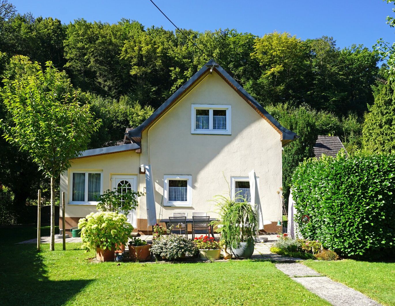 Reizvolles Holzhaus (gedämmt, verputzt) in ruhiger, naturnaher Lage - Neubaupotenzial!