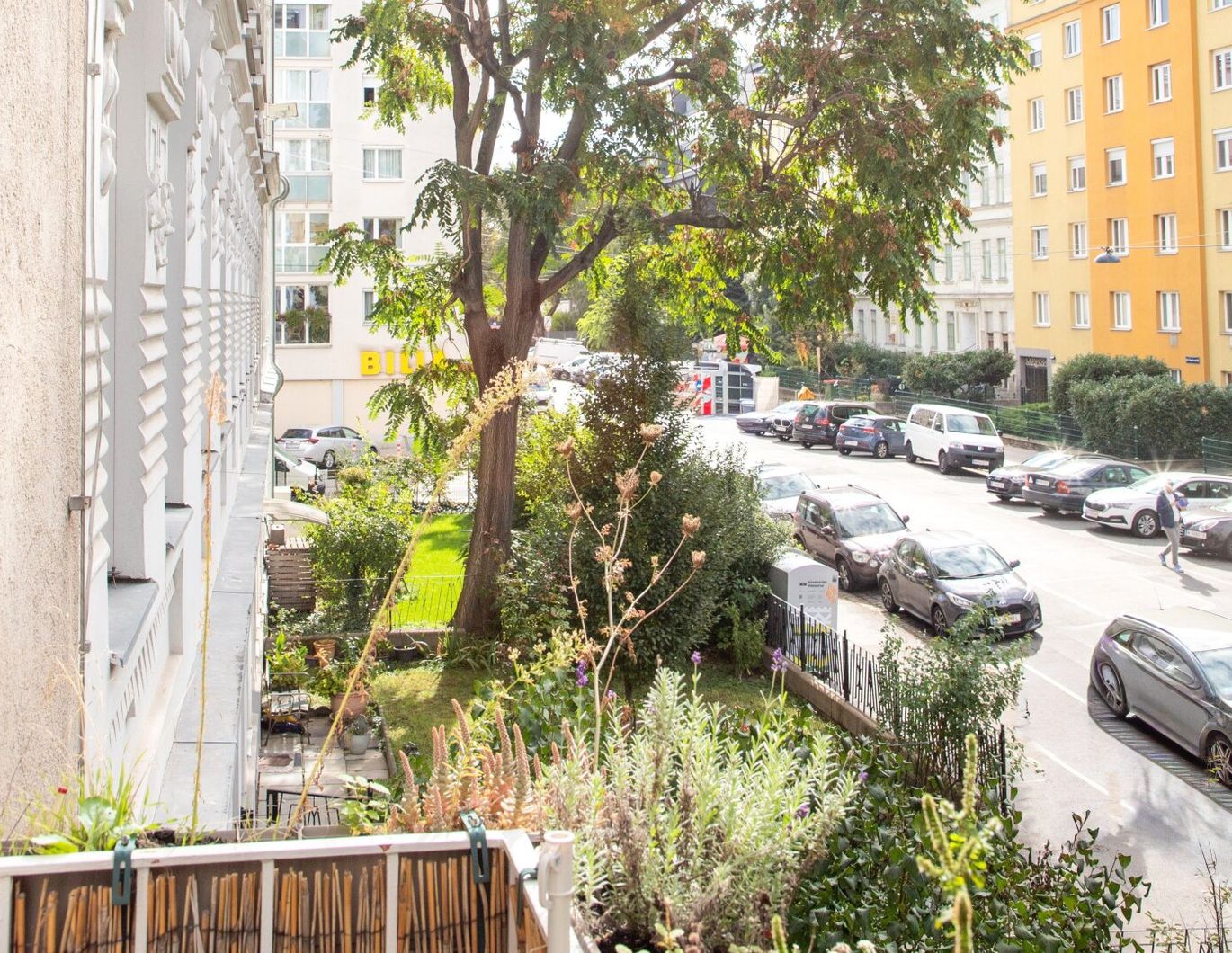 Vorgarten: Gemütliche Balkonwohnung + Idealer Grundriss + Sonniges Wohnzimmer + Teilbar auf 2-3 Zimmer