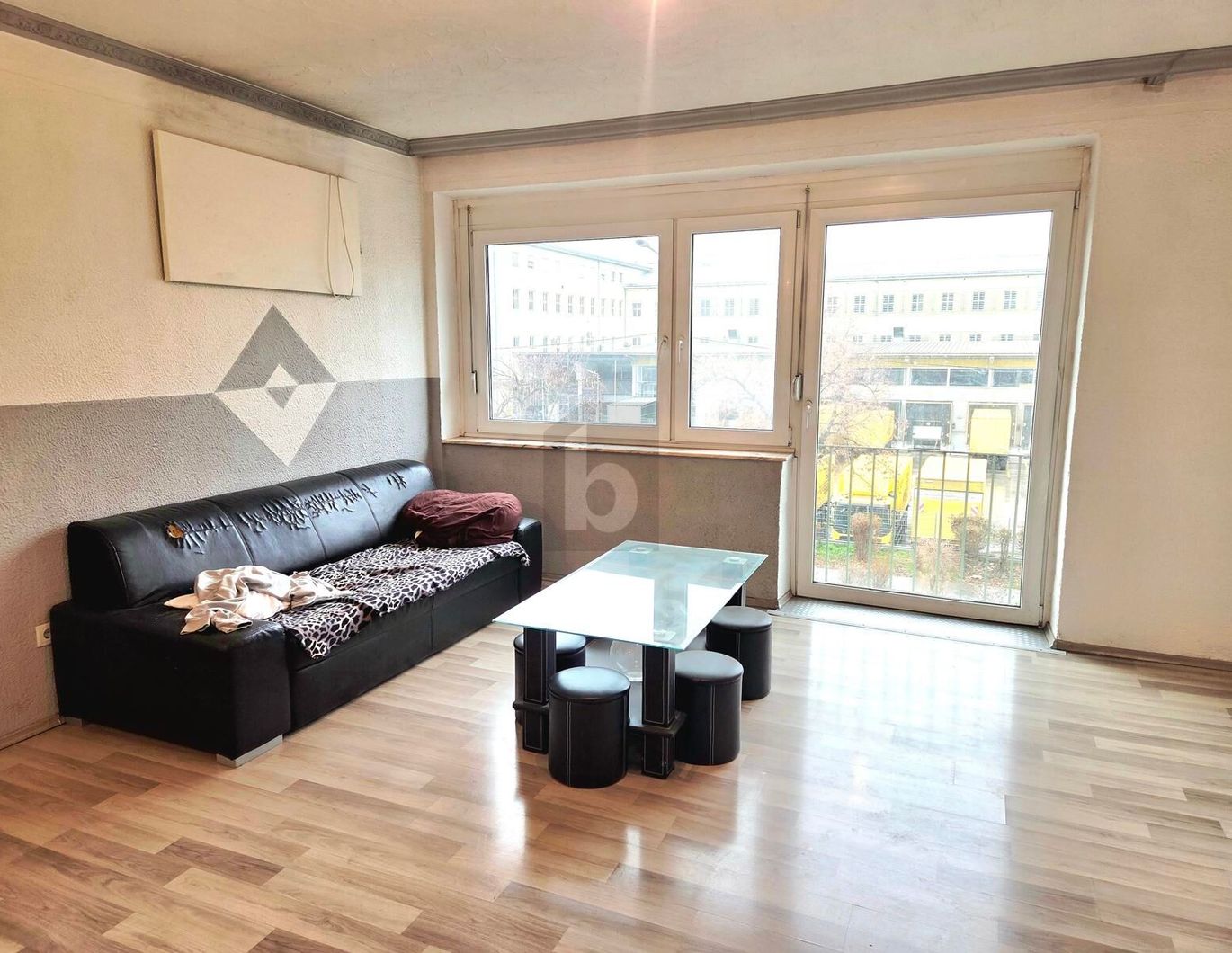 HELLE 3-ZIMMER NAHE BAHNHOF; MIT HALB OFFENER KÜCHE & FRANZÖSISCHEM BALKON