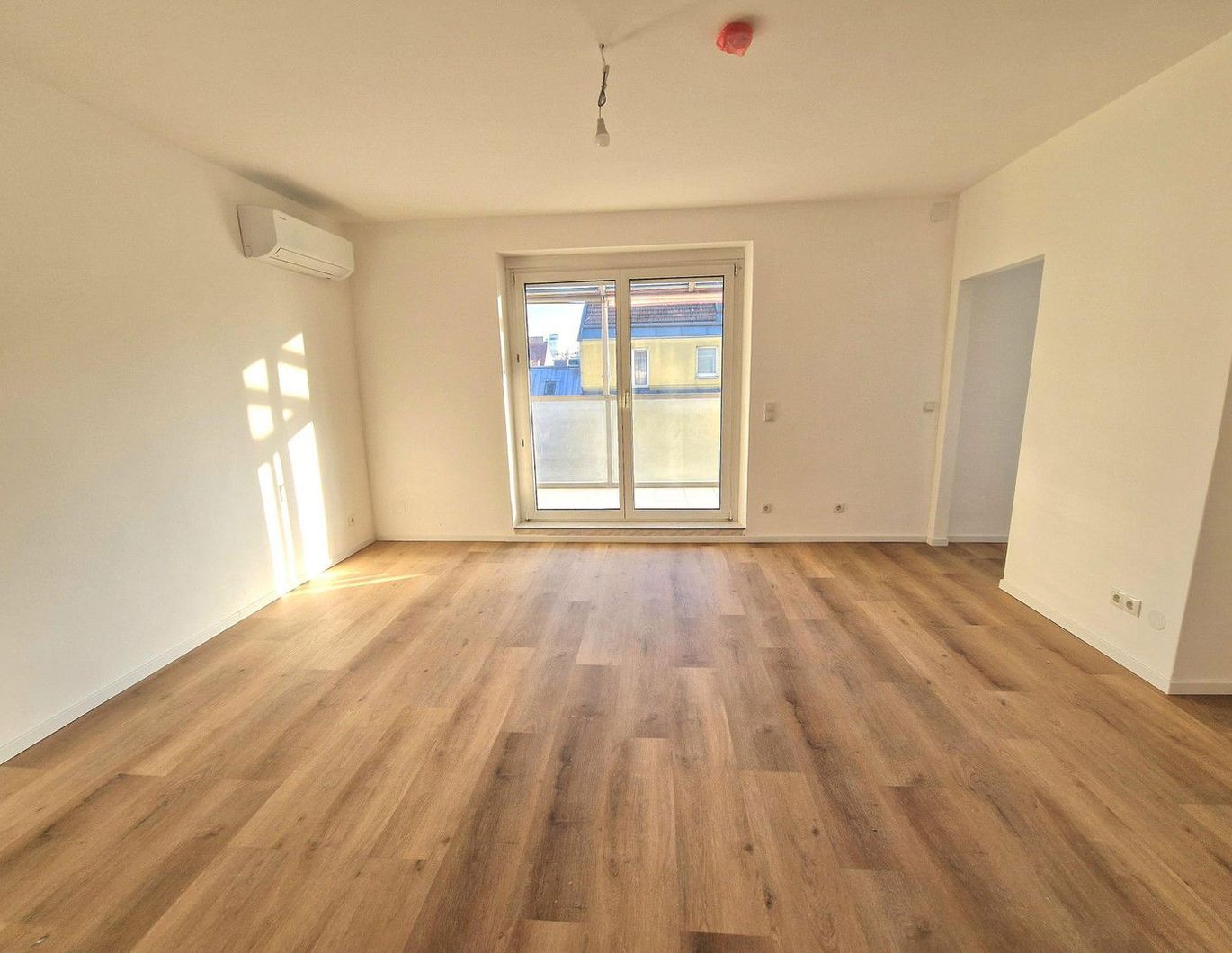 Ruhige, neu sanierte Dachgeschosswohnung mit Südbalkon & Klimaanlage - U1 Keplerplatz