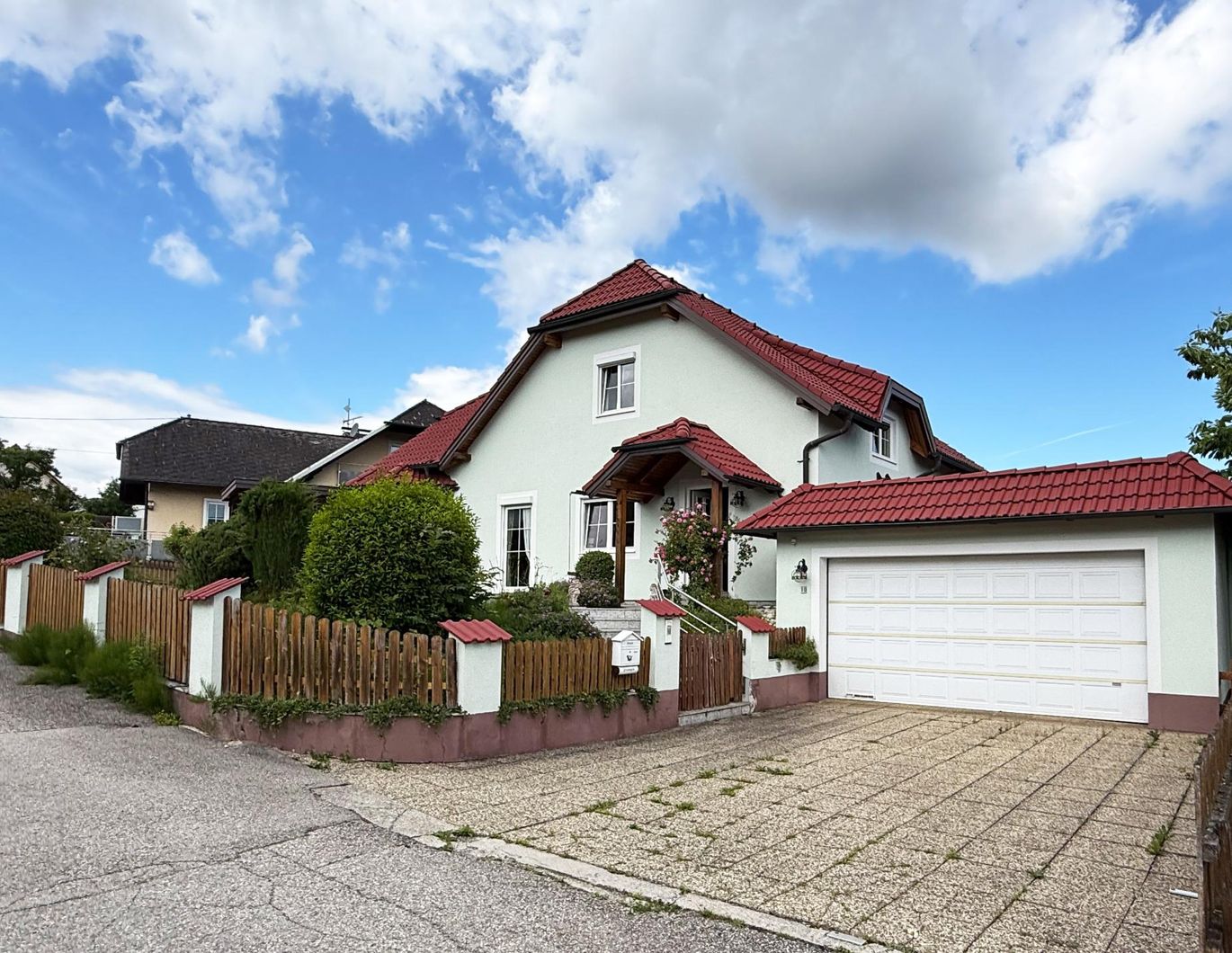 Landsitz in unmittelbarer Nähe zu Steyr mit großem Garten, Pool, Doppelgarage und Carport