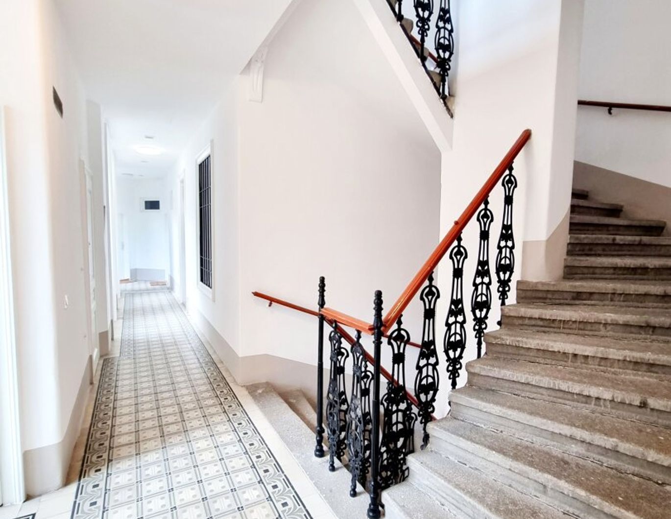 Einkaufen, Ausgehen, Einsteigen - alles vor der Tür! Ideale 3 Zimmer Altbauwohnung! U-Bahn ums Eck + Traumhaft renoviertes Altbauhaus + TOP Altbauwohnung + Optimalste Infrastruktur und Anbindung! Worauf warten Sie noch?