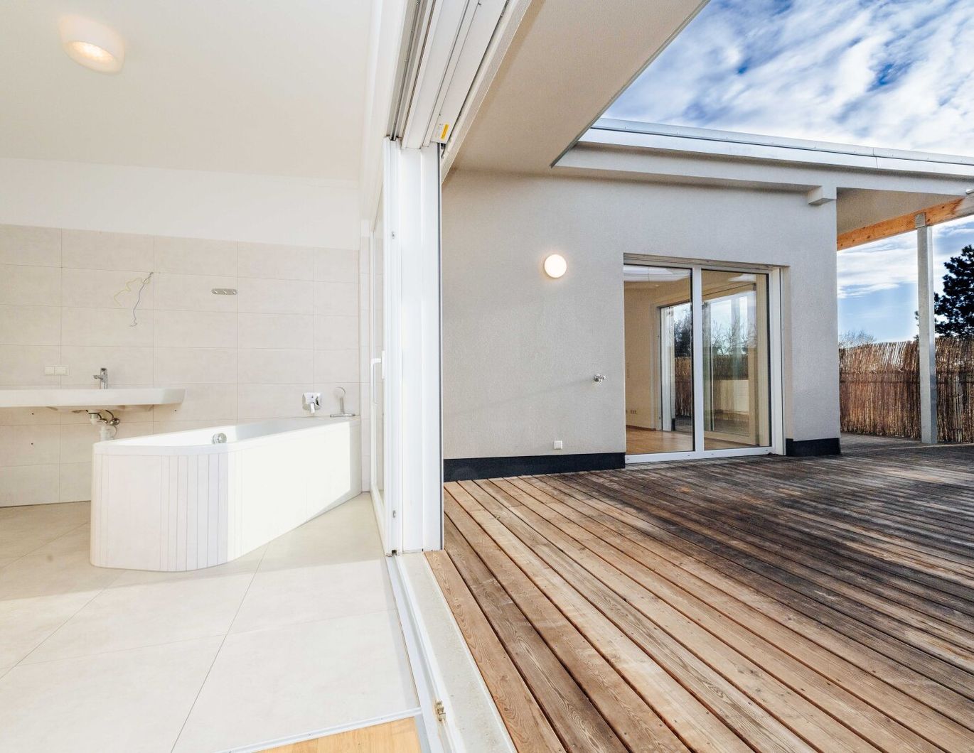 PENTHOUSE I XXL-TERRASSE I OFFENES BADEZIMMER I CARPORT I 2 BÄDER I SEHR HELL I