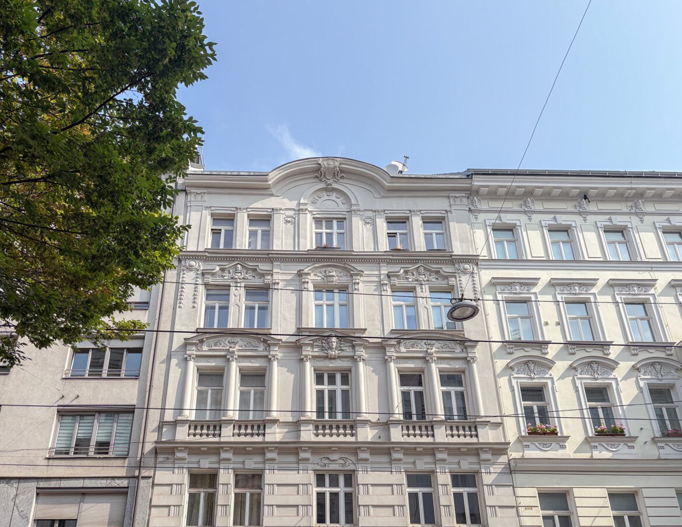 Gepflegte Altbauwohnung mit 2 Zimmern in zentraler Lage