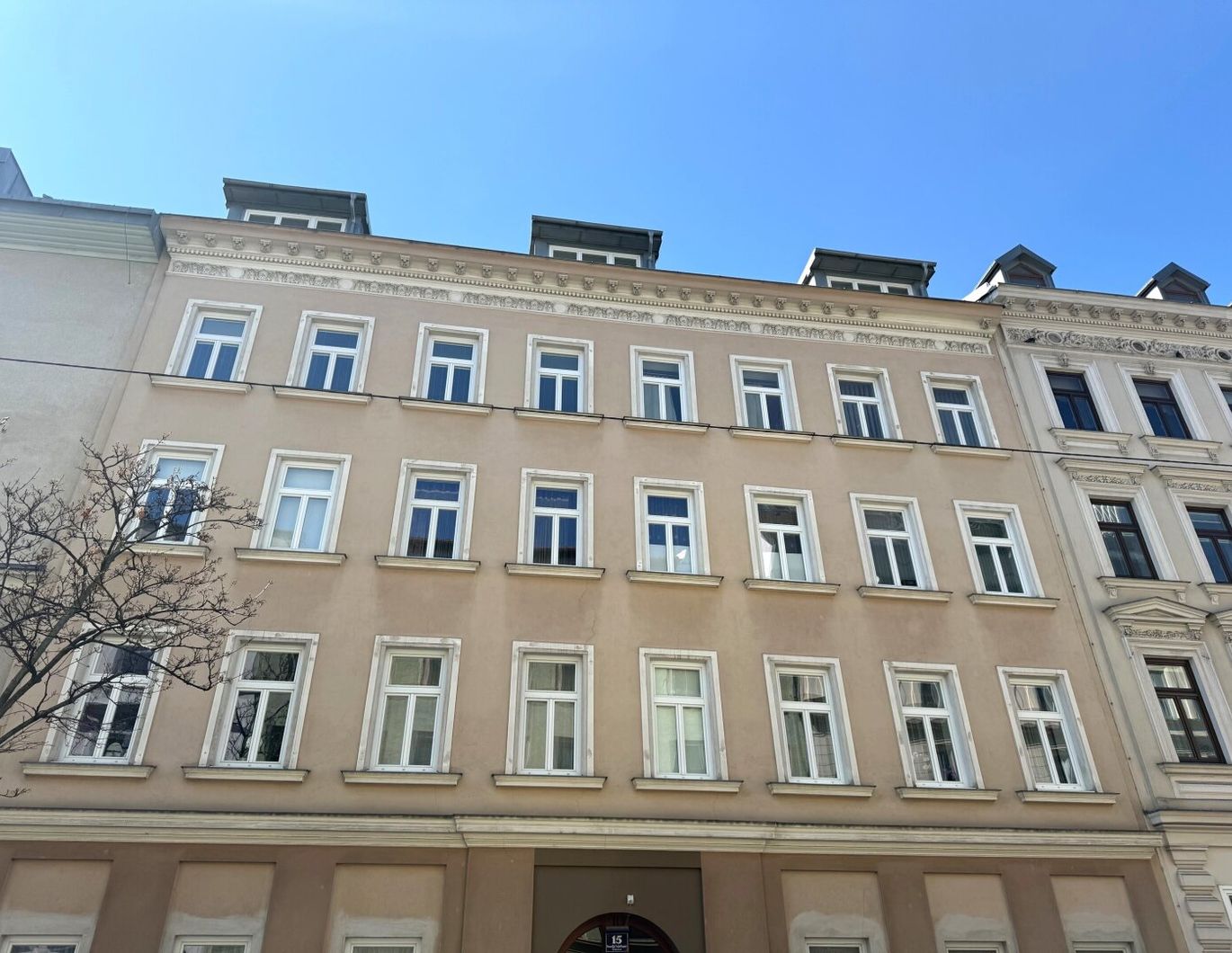 Nur ca. € 3.900 / m² !!! 2 Zimmer DG-Wohnung - Nur 20 Meter zur U3 Station Schweglerstraße !!!