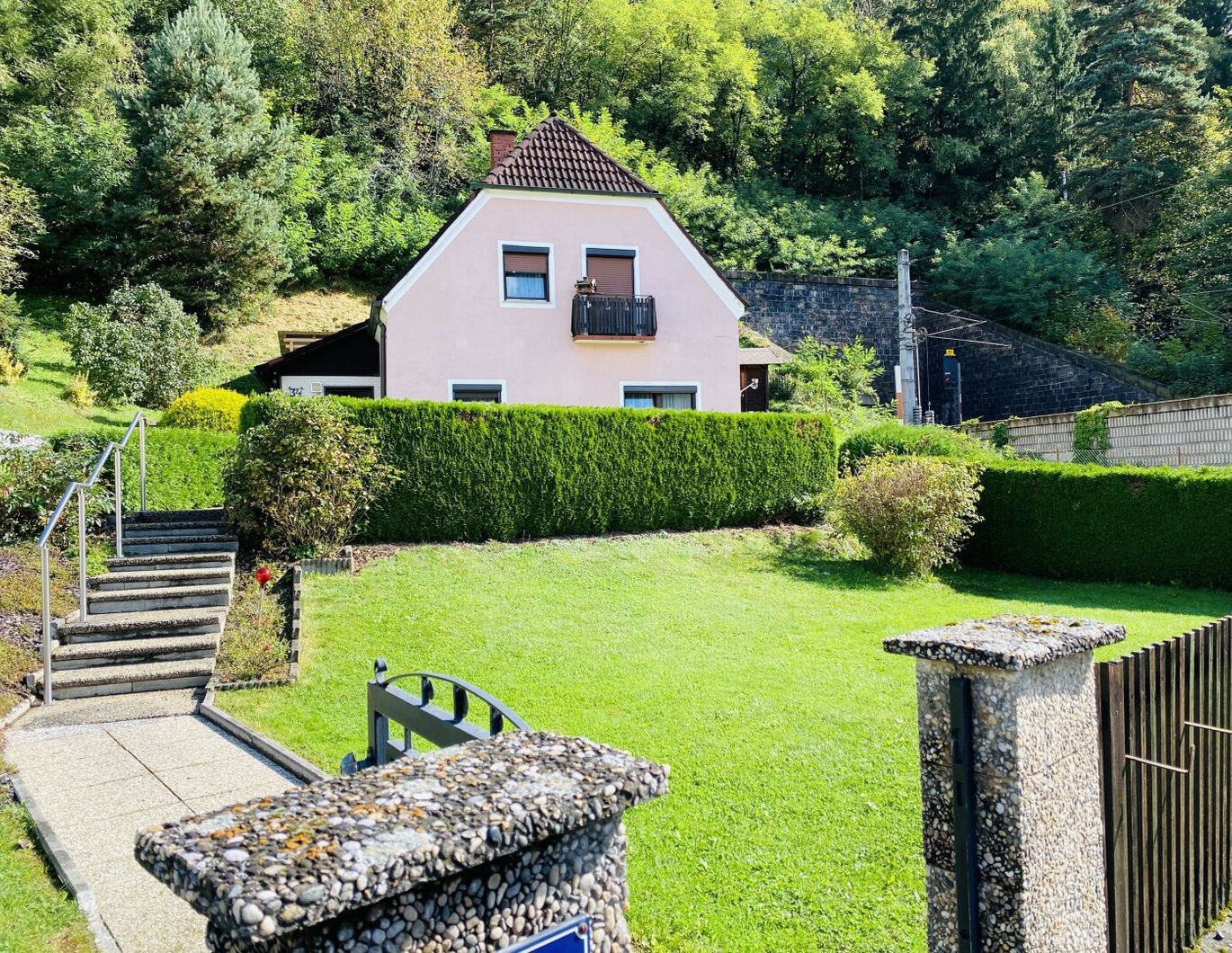 Charmantes Einfamilienhaus mit Waldgrundstück in Sackgassenlage und gepflegtem Garten