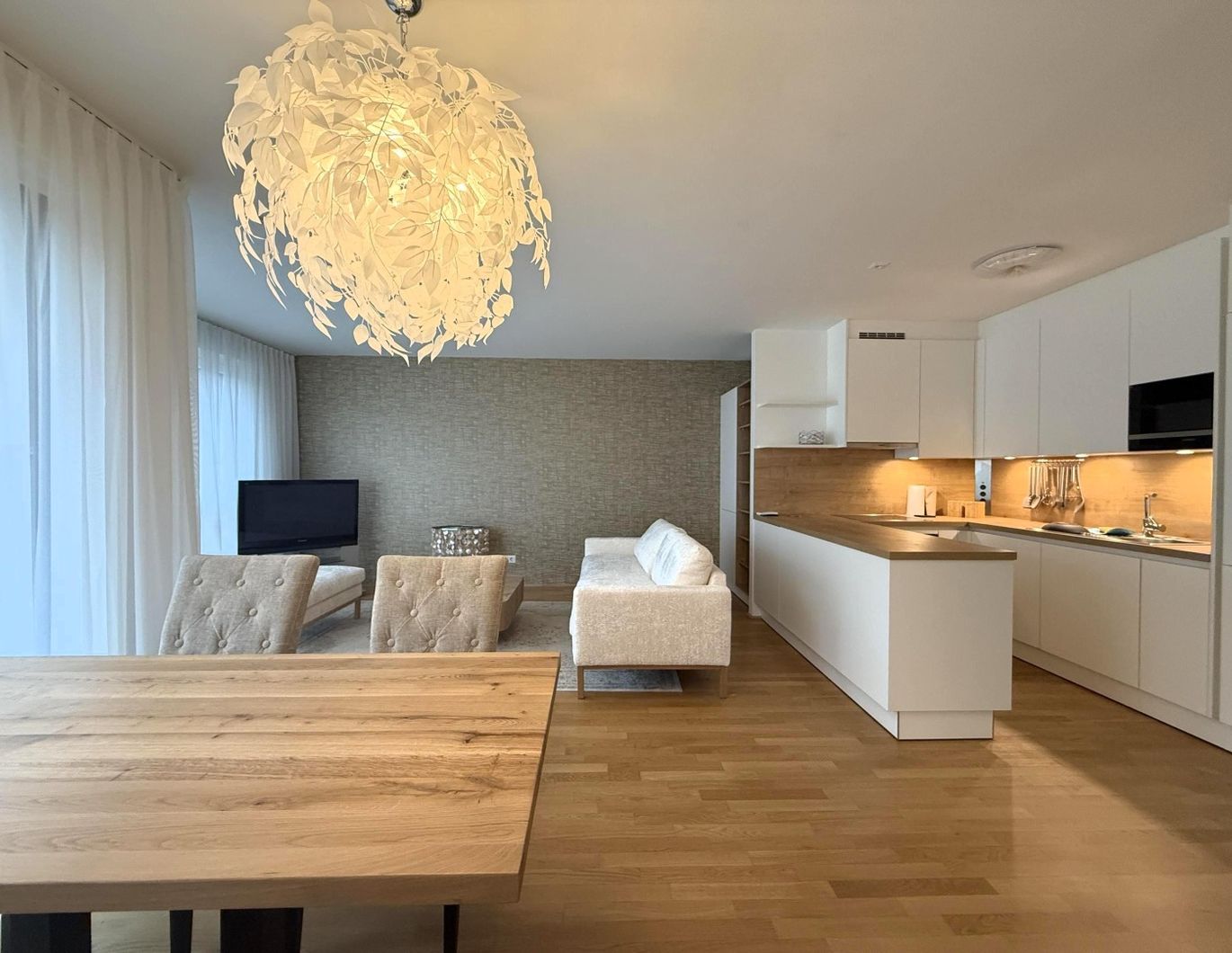 Exklusiv und komplett möblierte 3-Zimmer-Terrassenwohnung für gehob. Ansprüche // Excl. and fully furnished 3-room terr. apt for discerning tastes //