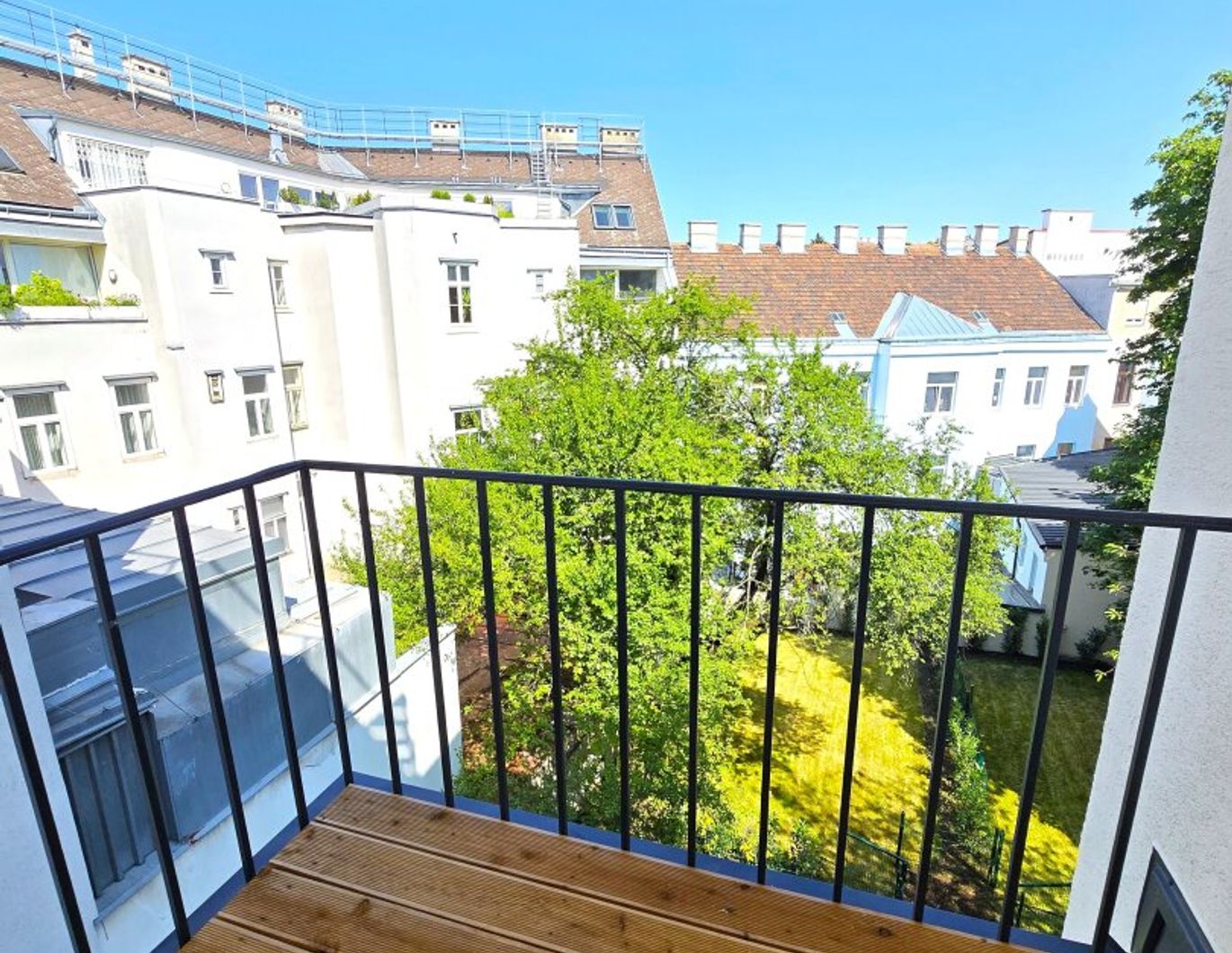 Grün soweit das Auge reicht - Ihr Ruhepol im 18.Bezirk! TOP saniert + Hofseitiger Balkon + Viel Grün + Viel Lebensqualität + Absolute Ruhelage + Ideale Raumaufteilung! Besser geht´s nicht! Nicht lange zögern...