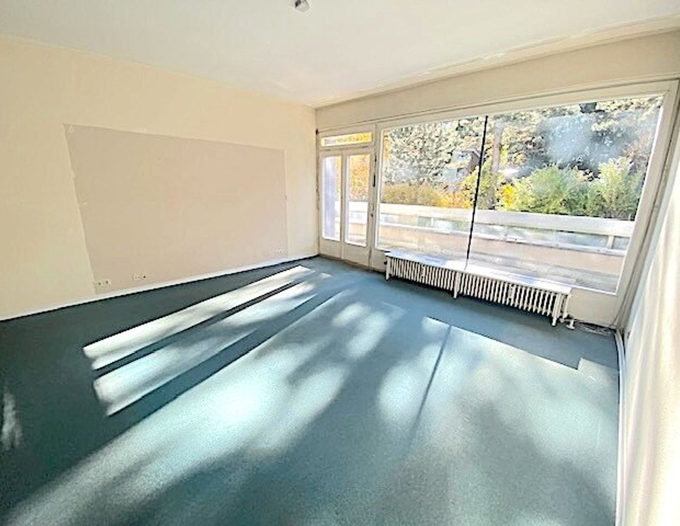 PROVISIONSFREI VOM EIGENTÜMER! UNSANIERTE 6-ZIMMER FAMILIENWOHNUNG MIT TERRASSEN IN DORNBACH!