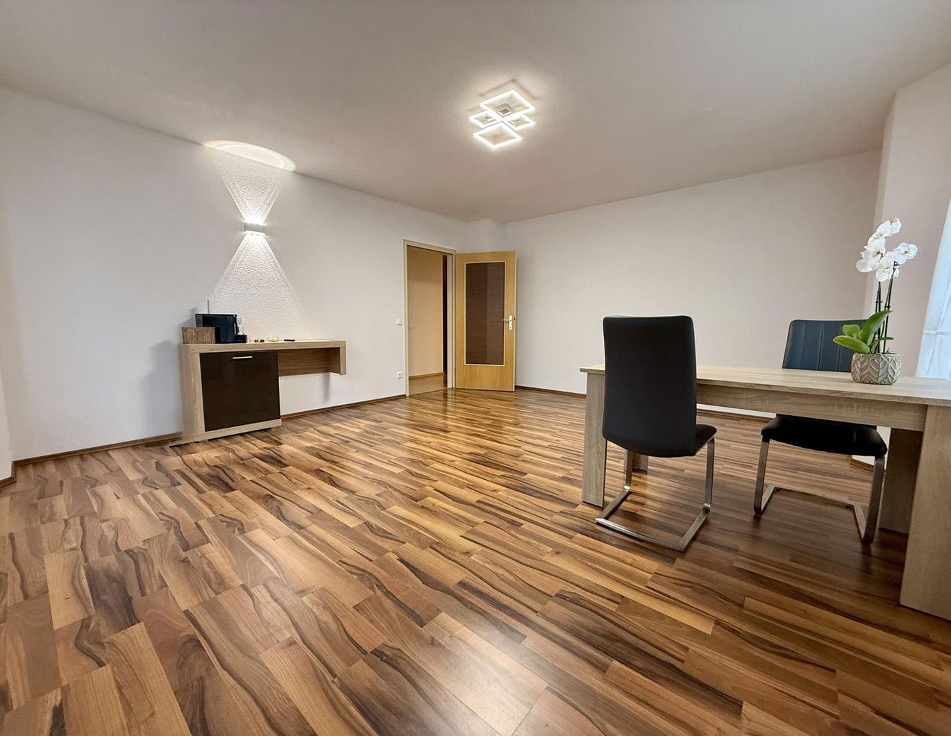 Elegante, top-renovierte Wohnung am Kaisermühlendamm - provisionsfrei & ideal für Diplomaten/ Expats