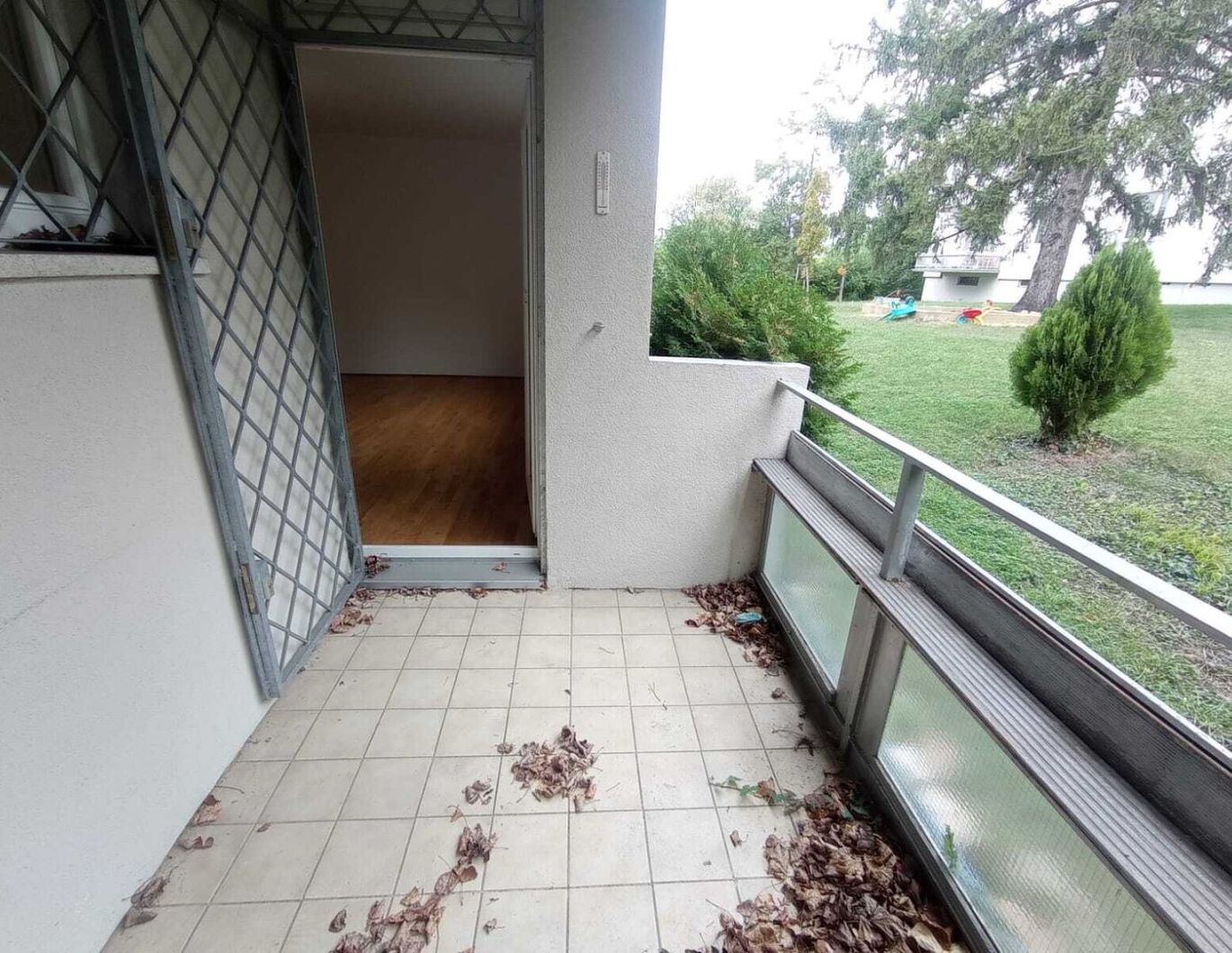GRÜNRUHELAGE! ruhige, hofseitige 3-Zimmerwohnung mit Loggia in der Cottagegasse gelegen.