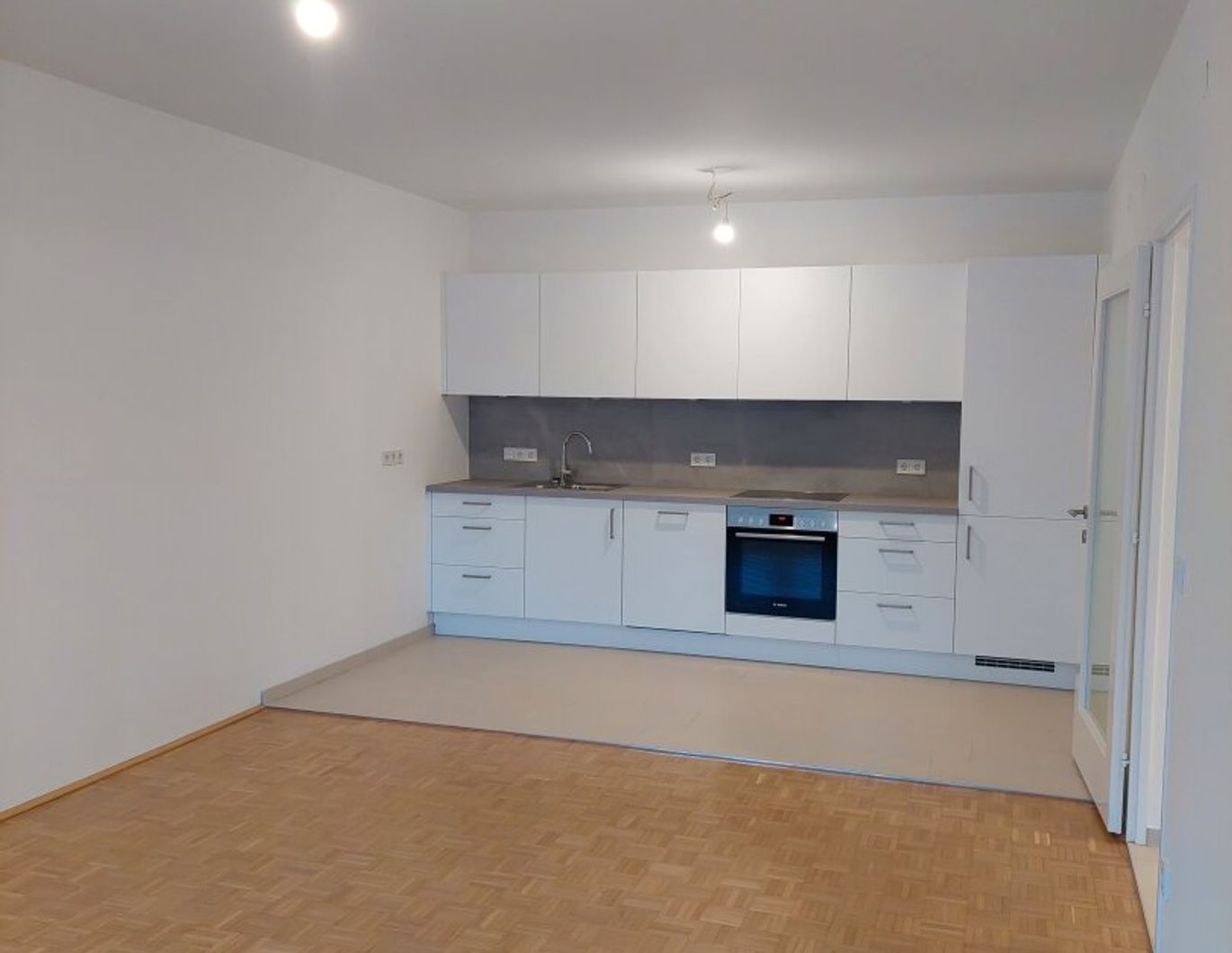 Erstbezug nach Sanierung - modernes Wohnen mit neuer Einbauküche im Dachgeschoss